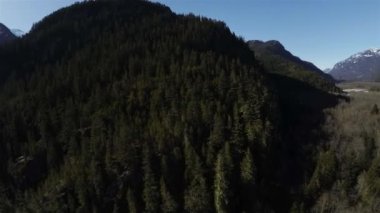 Kanada 'nın Britanya Kolumbiyası, Kanada' da Kanada Rocky Dağı manzarası tarafından yapılan hava uçuşu. Güneşli Bahar Günü.