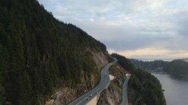 Howe Sound 'daki Sky Highway' e giden deniz manzarası. Günbatımı Gökyüzü. Squamish ve Vancouver arasında, BC, Kanada.