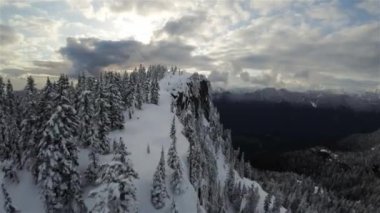Kanada Rocky Dağı Kanada 'daki British Columbia' da karla kaplı. Bulutlu Günbatımı Gökyüzü. Hava Uçuşu