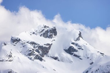 Gökyüzü Pilot Dağı karla kaplı. Kanada Peyzaj Doğa Arkaplanı. Squamish, BC, Kanada.