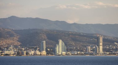 Deniz kıyısındaki modern şehir manzarası. Limasol, Kıbrıs. Şehir Binaları