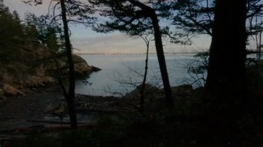 Pasifik Okyanusu 'nun batı kıyısındaki Rocky Shore. Fener Parkı, Batı Vancouver, BC, Kanada. Kış Günbatımı.