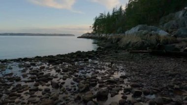Pasifik Okyanusu 'nun batı kıyısındaki Rocky Shore. Fener Parkı, Batı Vancouver, BC, Kanada. Kış Günbatımı.