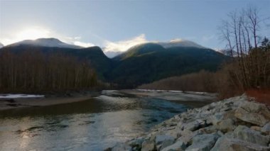 Kanada 'daki Squamish Nehri' nde. Doğa Arkaplanı. Squamish, British Columbia, Kanada.