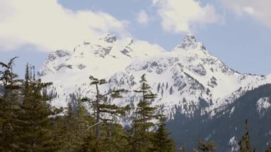 Gökyüzü Pilot Dağı karla kaplı. Kanada Peyzaj Doğa Arkaplanı. Squamish, BC, Kanada. Yavaş Hareket