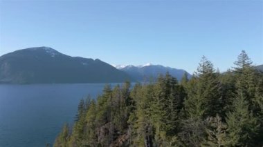 Howe Sound 'daki Kanada Dağ Manzarası. Güneşli Günbatımı Gökyüzü. Squamish ve Vancouver arasında, BC, Kanada.