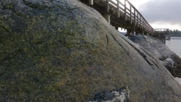 木製のキーは インドアーム バンクーバー ブリティッシュコロンビア州 カナダの岩のビーチで 太平洋の西海岸にあるBelcarra Pier 春の季節晴れ曇りの夜 スローモーション — ストック動画