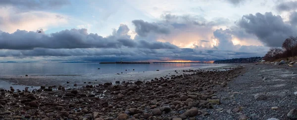 太平洋西海岸的落基海滩和白岩码头 戏剧化的云彩落日 加拿大不列颠哥伦比亚省温哥华 — 图库照片