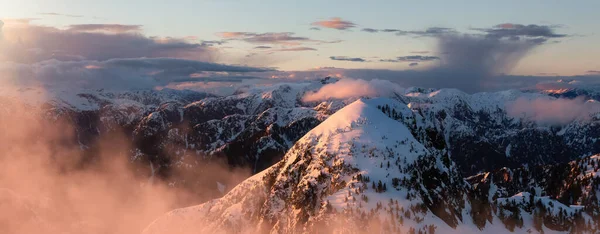 雪に覆われた海岸カナダの山の風景 航空機からの眺め カナダのブリティッシュコロンビア州バンクーバー付近 自然背景 パノラマ — ストック写真