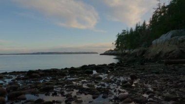 Pasifik Okyanusu 'nun batı kıyısındaki Rocky Shore. Fener Parkı, Batı Vancouver, BC, Kanada. Kış Günbatımı.