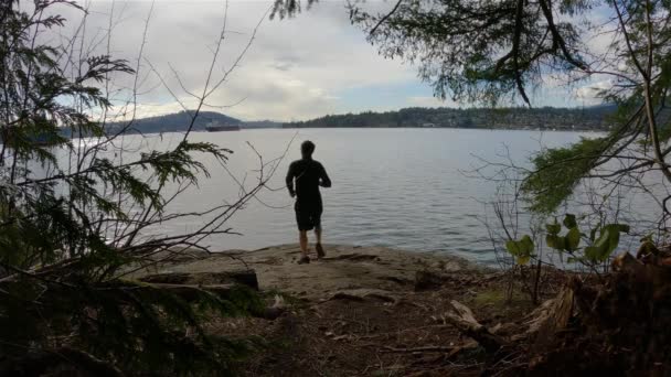 Runner Trail Running Rocky Shore Indian Arm Ванкувер Британська Колумбія — стокове відео