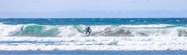 Surfař Jezdící Vlnách Tichém Oceánu Západní Pobřeží Ostrova Vancouver Tofinu — Stock fotografie