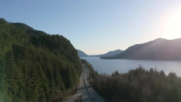 豪湾海空高速公路的空中景观 日落的天空 位于加拿大不列颠哥伦比亚省温哥华和斯卡拉米什之间 — 图库视频影像