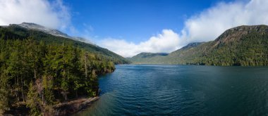 Kanada Dağ Manzarası ve Göl Havacılık Panoramik Manzarası. Vancouver Adası, British Columbia, Kanada 'da çekilmiş. Doğa Arkaplan Panoraması