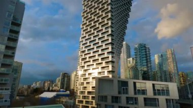 Modern Mimarlık Binaları False Creek, Vancouver, BC, Kanada 'da. Güneşli bulutlu gökyüzü. Slow Motion Sinematik Pan