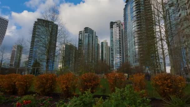 加拿大不列颠哥伦比亚省温哥华市中心的False Creek 城市里多云的阳光天空 慢动作 — 图库视频影像