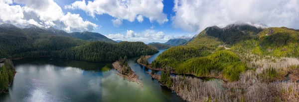 カナダの山の風景や湖の空中パノラマビュー カナダのブリティッシュコロンビア州バンクーバー島で撮影 自然背景パノラマ — ストック写真