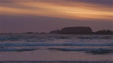 Pasifik Okyanusu 'nun batı kıyısında, dramatik günbatımı sırasında. Cox Bay, Tofino, Vancouver Adası, BC, Kanada. Kanada Doğa Arkaplanı. Yavaş Hareket