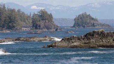 Pasifik Okyanusu 'nun batı kıyısındaki Rocky Shoreline. Ucluelet, Vancouver Adası, BC, Kanada. Kanada Doğa Arkaplanı. Yavaş Hareket