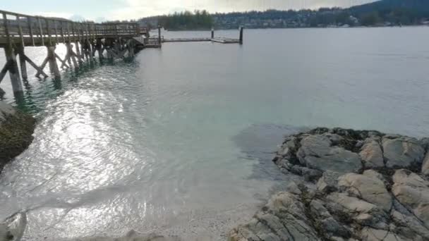 Muelle Madera Una Playa Rocosa Indian Arm Vancouver Columbia Británica — Vídeos de Stock