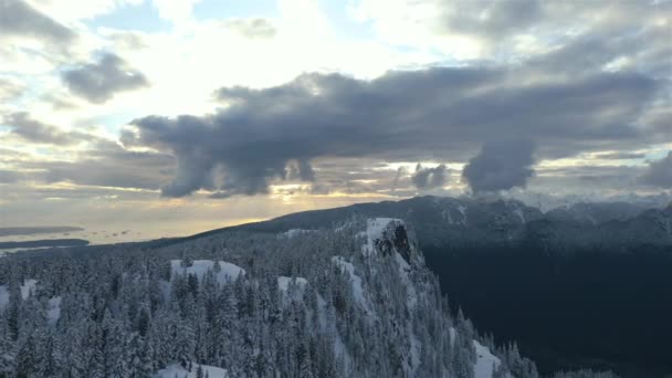 加拿大山景覆盖在雪地里 空中自然背景 加拿大不列颠哥伦比亚省温哥华附近 日落的天空 — 图库视频影像