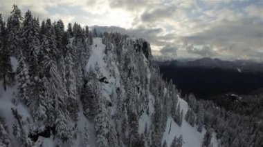 Kanada Rocky Dağı Kanada 'daki British Columbia' da karla kaplı. Bulutlu Günbatımı Gökyüzü. Hava Uçuşu