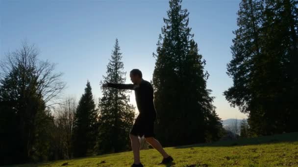남성은 공원에서 그림자 놀이를 연습하고 건강에 개념이다 캐나다 브리티시컬럼비아주 밴쿠버의 — 비디오