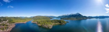 Kanada Dağ Manzarası ve Göl Havacılık Panoramik Manzarası. Vancouver Adası, British Columbia, Kanada 'da çekilmiş. Doğa Arkaplan Panoraması