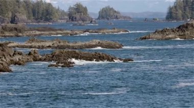 Pasifik Okyanusu 'nun batı kıyısındaki Rocky Shoreline. Ucluelet, Vancouver Adası, BC, Kanada. Kanada Doğa Arkaplanı. Yavaş Hareket