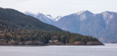 Howe Sound 'daki Bowen Adası' nın arka planında Dağ Manzarası var. British Columbia, Kanada.