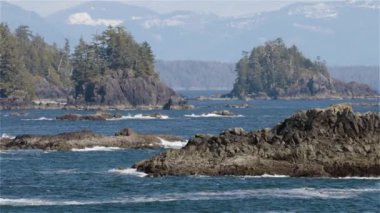Pasifik Okyanusu 'nun batı kıyısındaki Rocky Shoreline. Ucluelet, Vancouver Adası, BC, Kanada. Kanada Doğa Arkaplanı. Yavaş Hareket