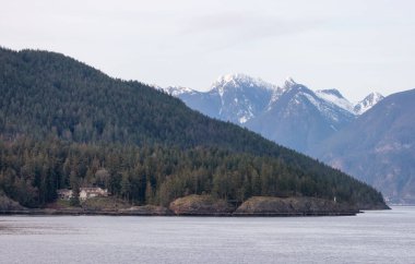 Howe Sound 'daki Bowen Adası' nın arka planında Dağ Manzarası var. British Columbia, Kanada.