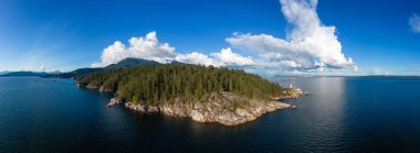 West Vancouver 'daki Deniz Feneri Parkı, British Columbia, Kanada. Hava Panoramik Arkaplan. Güneşli Bulutlu Gökyüzü