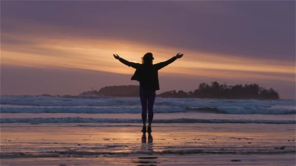 Adventurous Woman Standing Sandy Beach West Coast Pacific Ocean Cox — Stock Video