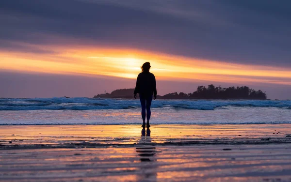太平洋西岸沙滩上站着一个勇敢无畏的女人 加拿大不列颠哥伦比亚省温哥华岛托菲诺的考克斯湾 探险及旅游 — 图库照片