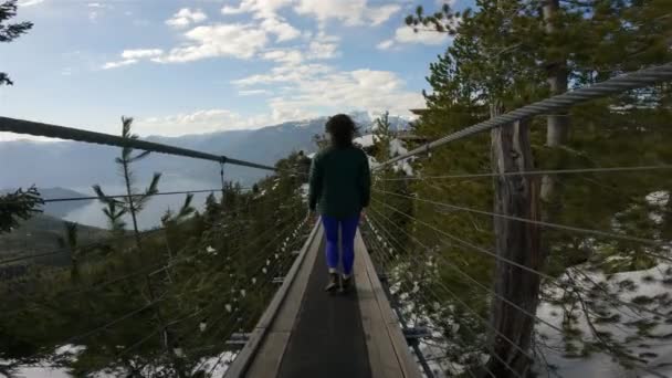 カナダ自然保護区の吊り橋を歩く女性 カナダのブリティッシュコロンビア州のスカミッシュ 春節の日 — ストック動画