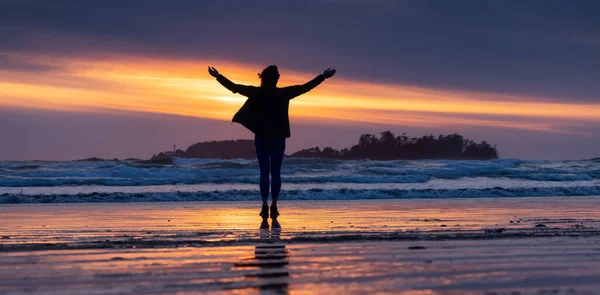 太平洋西岸沙滩上站着一个勇敢无畏的女人 加拿大不列颠哥伦比亚省温哥华岛托菲诺的考克斯湾 探险及旅游 — 图库照片