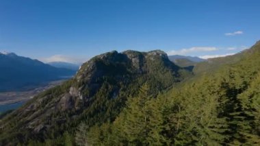 Yukarıdan Şef Dağ Manzarası. Squamish, BC, Kanada. Kanada Doğa Peyzajı. Havadan Sinema Panosu