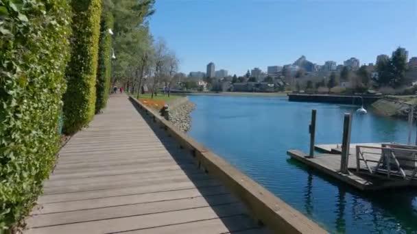 Houten Pad Een Moden City Park Zonnige Dag Granville Island — Stockvideo