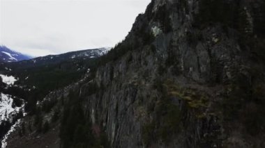 Kanada 'nın Britanya Kolumbiyası, Kanada' da Kanada Rocky Dağı manzarası tarafından yapılan hava uçuşu. Bulutlu Gökyüzü. Bahar sezonu