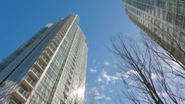 Şehir merkezindeki apartman binaları. Vancouver, British Columbia, Kanada. Güneşli bir gün. Yavaş Sinema Sineması