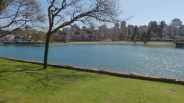 Moden City Parkı 'nda manzara, güneşli bir gün. False Creek, Vancouver 'daki Granville Adası, British Columbia, Kanada. Yavaş Sinema Sineması