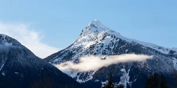 在阳光明媚的冬日里 白雪覆盖了山顶 飞机飞行 加拿大不列颠哥伦比亚省 Squamish — 图库照片
