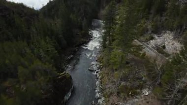 Kanada 'nın Britanya Kolumbiyası, Kanada' da Kanada Rocky Dağı manzarası tarafından yapılan hava uçuşu. Bulutlu Gökyüzü. Bahar sezonu