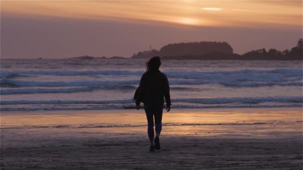 Abenteuerlustige Frau Sandstrand Der Westküste Des Pazifiks Cox Bay Tofino — Stockvideo