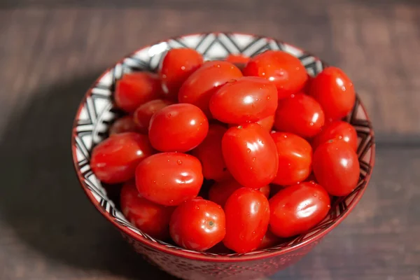 Frische Schüssel Mit Tomaten Auf Einem Holztisch — Stockfoto