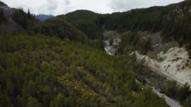 Kanada 'nın British Columbia şehrinde Kanadalı Rocky Dağı' ndan Fast Aerial Flight. Bulutlu Gökyüzü. Bahar sezonu