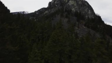 Kanada 'nın Britanya Kolumbiyası, Kanada' da Kanada Rocky Dağı manzarası tarafından yapılan hava uçuşu. Bulutlu Gökyüzü. Bahar sezonu
