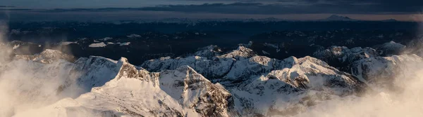 Dramatiska Kanadensiska Rocky Mountains Täckt Snö Flyglandskapets Natur Bakgrund Nära — Stockfoto