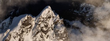 Karla kaplı dramatik Kanada Rocky Dağları. Hava manzarası Doğa Arkaplanı. Yakın Squamish, British Columbia, Kanada.